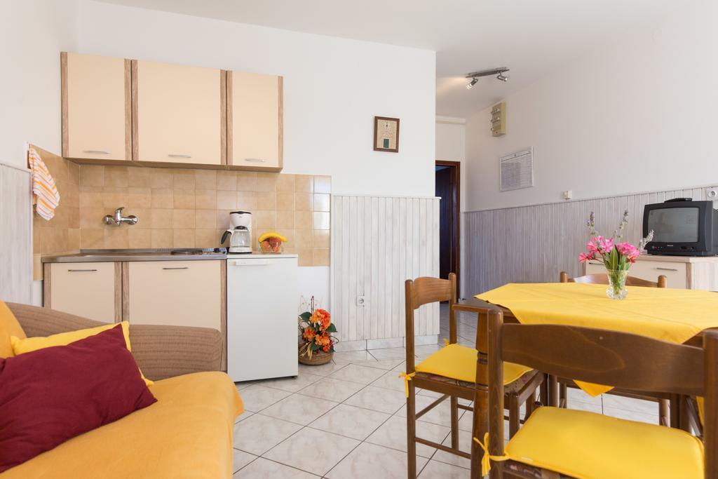Apartment Milka Krk Town Eksteriør billede